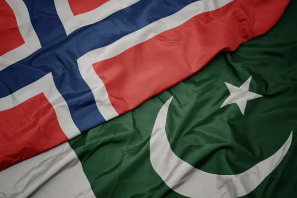 Sventola bandiera colorata del pakistan e bandiera nazionale di norway . — Foto Stock