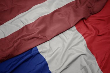 fransa ve letonya ulusal bayrağı renkli bayrak sallayarak.