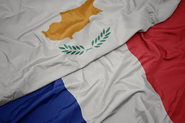 Schwenken bunte Fahne von Frankreich und Nationalflagge von Zypern. — Stockfoto