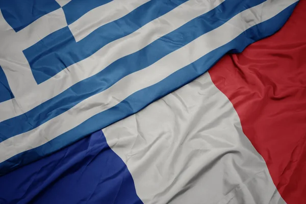 フランスのカラフルな旗とギリシャの国旗を振る. — ストック写真