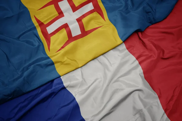 Sventolando bandiera colorata di Francia e bandiera nazionale di madeira . — Foto Stock