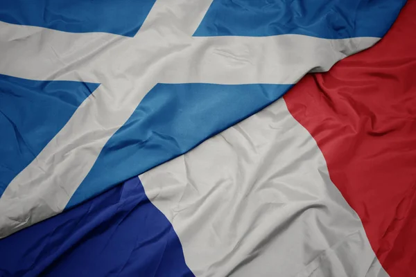 Sventolando bandiera colorata della Francia e bandiera nazionale della Scozia . — Foto Stock
