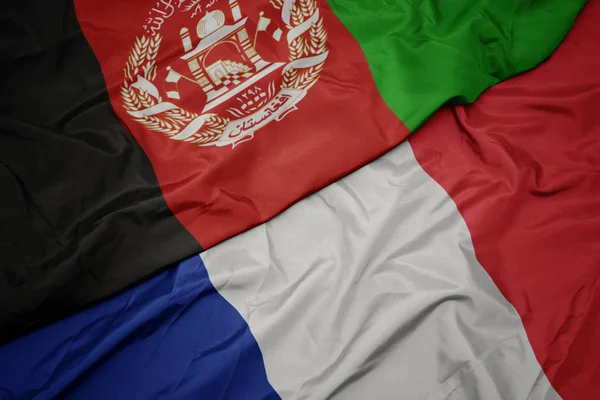 Ondeando colorida bandera de Francia y bandera nacional de Afganistán . — Foto de Stock