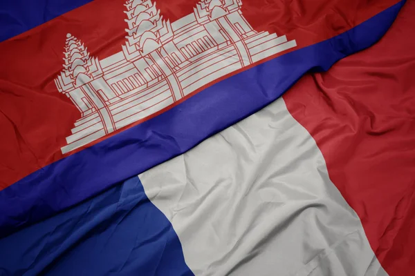 Ondeando colorida bandera de Francia y bandera nacional de Camboya . —  Fotos de Stock