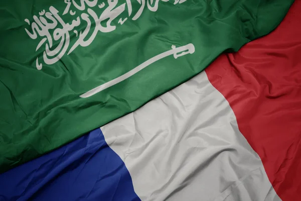 Ondeando colorida bandera de Francia y bandera nacional de Arabia Saudí . —  Fotos de Stock