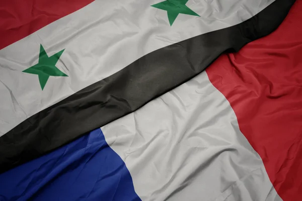 Sventolando bandiera colorata della Francia e bandiera nazionale della Siria . — Foto Stock