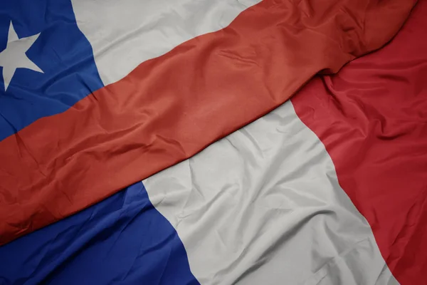 Vinka färgglada flagga av Frankrike och nationella flaggan i Chile. — Stockfoto