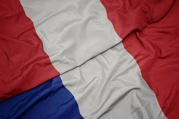 Schwenken farbenfrohe Fahne von Frankreich und Nationalflagge von Peru. — Stockfoto