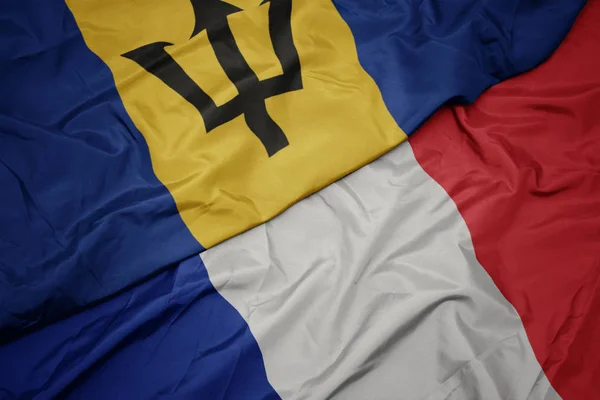 Sventolando bandiera colorata della Francia e bandiera nazionale delle Barbados . — Foto Stock