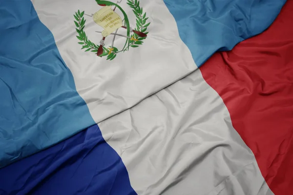Színes francia zászló és Guatemala nemzeti zászló integetett. — Stock Fotó