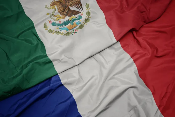 Vinka färgglada flagga av Frankrike och nationella flaggan i Mexiko. — Stockfoto
