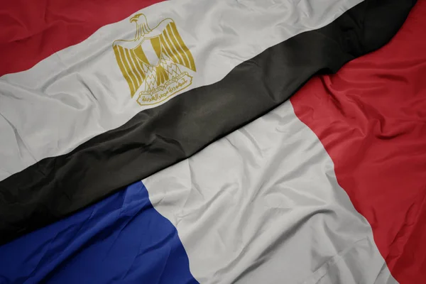Zwaaiende kleurrijke vlag van Frankrijk en de nationale vlag van Egypte . — Stockfoto