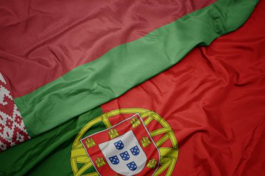 portekiz ve belarus ulusal bayrağı renkli bayrak sallayarak.