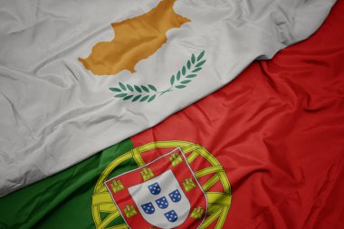 portekiz ve Kıbrıs ulusal bayrağı renkli bayrak sallayarak.