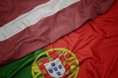 portekiz ve letonya ulusal bayrağı renkli bayrak sallayarak.