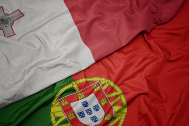 portekiz ve malta ulusal bayrağı renkli bayrak sallayarak.