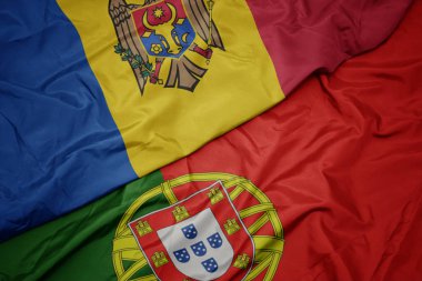 portekiz ve moldova ulusal bayrağı renkli bayrak sallayarak.