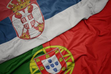 portekiz ve sırbistan ulusal bayrağı renkli bayrak sallayarak.