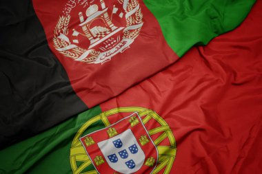 portekiz ve afganistan ulusal bayrağı renkli bayrak sallayarak.