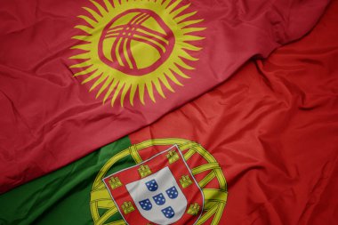 portekiz ve Kırgızistan ulusal bayrağı renkli bayrak sallayarak.