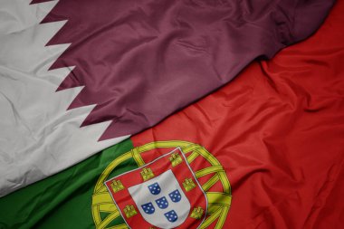 portekiz ve katar ulusal bayrağı renkli bayrak sallayarak.