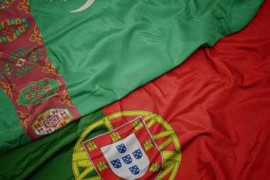portekiz renkli bayrak ve türkmenistan ulusal bayrağı sallayarak.