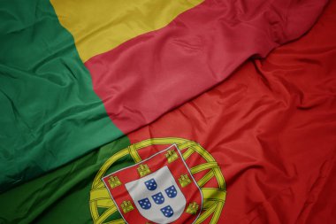 portekiz ve benin ulusal bayrağı renkli bayrak sallayarak.