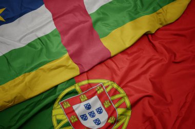 Portekiz ve Orta Afrika Cumhuriyeti ulusal bayrağı renkli bayrak sallayarak.