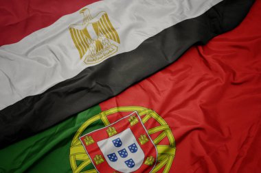 portekiz ve Mısır ulusal bayrağı renkli bayrak sallayarak.