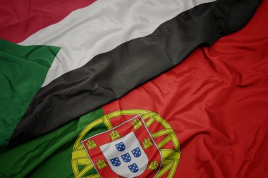 portekiz ve sudan ulusal bayrağı renkli bayrak sallayarak.