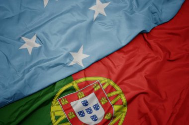 Portekiz renkli bayrak ve Mikronezya Federe Devletleri ulusal bayrağı sallayarak ,.