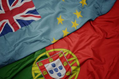 Portekiz ve Tuvalu ulusal bayrağı renkli bayrak sallayarak ,.