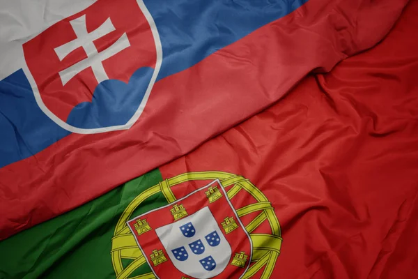 portekiz ve slovakya ulusal bayrağı renkli bayrak sallayarak.