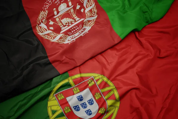 portekiz ve afganistan ulusal bayrağı renkli bayrak sallayarak.
