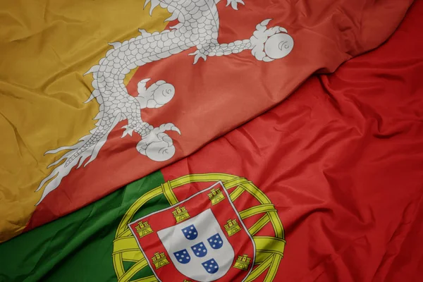 Με πολύχρωμη σημαία της Πορτογαλίας και την εθνική σημαία του Μπουτάν. — Φωτογραφία Αρχείου