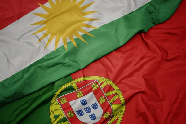 portekiz ve kürdistan ulusal bayrağı renkli bayrak sallayarak.