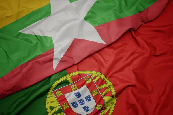 Размахивая красочным флагом Португалии и национального флага Мьянмы . — стоковое фото