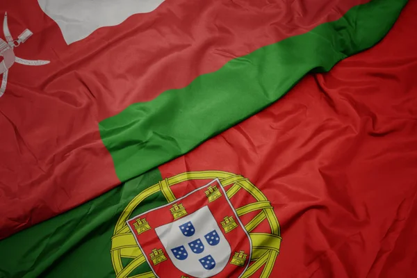 Размахивая красочным флагом Португалии и национального флага . — стоковое фото