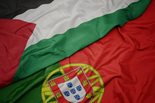 Размахивая красочным флагом Португалии и национального флага Палестина . — стоковое фото