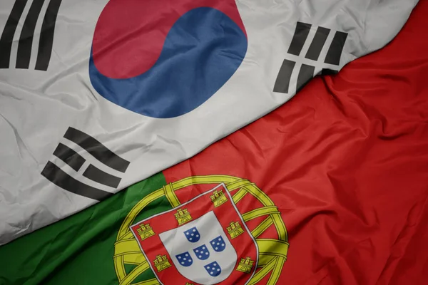 portekiz ve güney kore ulusal bayrağı renkli bayrak sallayarak.
