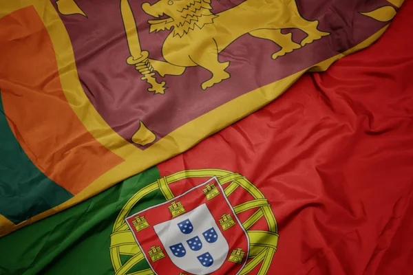 Размахивая красочным флагом Португалии и национального флага Шри-Ланки . — стоковое фото