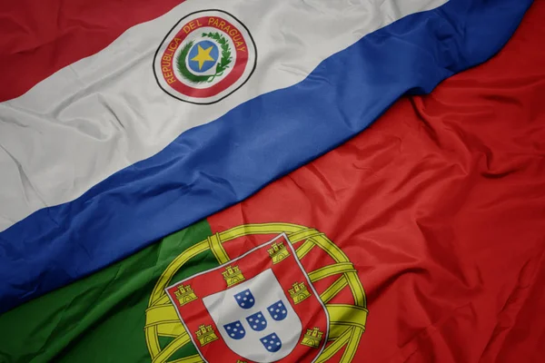 portekiz ve paraguay ulusal bayrağı renkli bayrak sallayarak.
