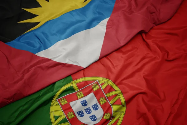 portekiz ve antigua ve barbuda ulusal bayrak renkli bayrak sallayarak.