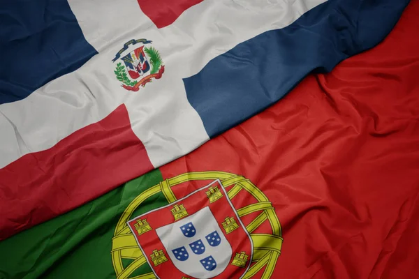 portekiz ve Dominik Cumhuriyeti ulusal bayrağı renkli bayrak sallayarak.