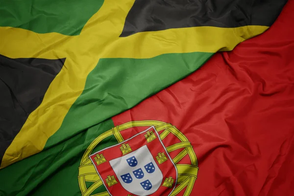 portekiz ve jamaika ulusal bayrağı renkli bayrak sallayarak.