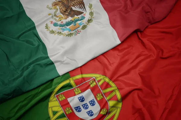 portekiz ve Meksika ulusal bayrağı renkli bayrak sallayarak.