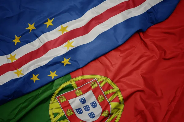 portekiz renkli bayrak ve cape verde ulusal bayrak sallayarak.