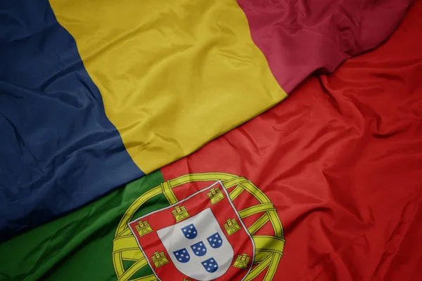 Размахивая красочным флагом Португалии и национального флага Чада . — стоковое фото