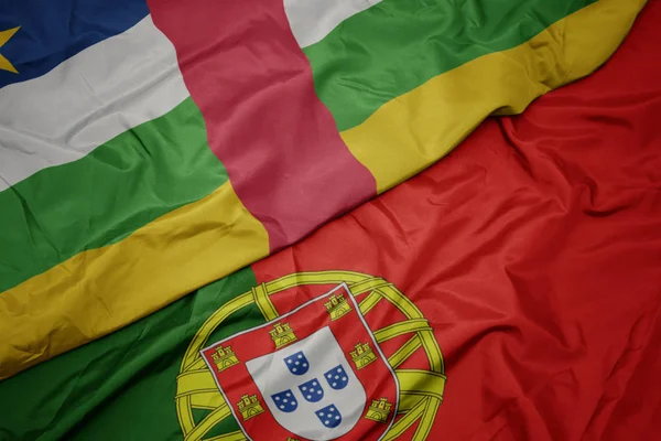 Portekiz ve Orta Afrika Cumhuriyeti ulusal bayrağı renkli bayrak sallayarak.