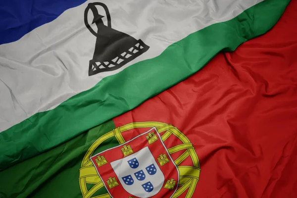 portekiz ve lesotho ulusal bayrağı renkli bayrak sallayarak.